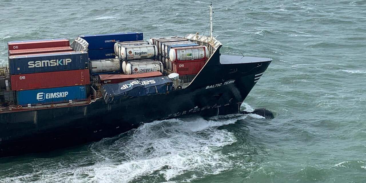 Vrachtschip verliest vijf containers voor de kust van Ameland