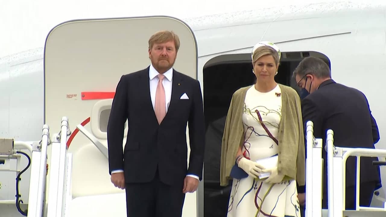 Beeld uit video: Koningspaar landt voor staatsbezoek in regenachtig Berlijn