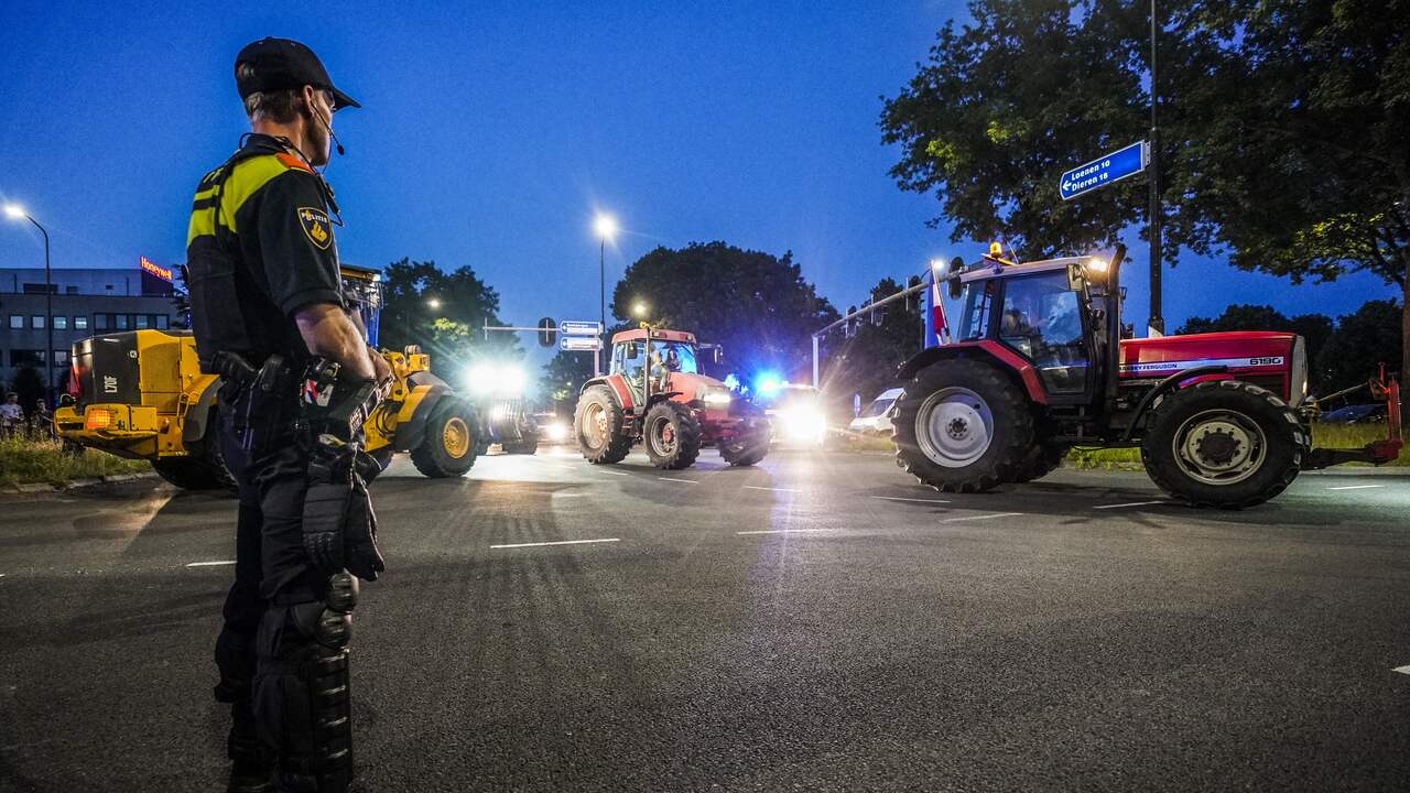 Na diverse pogingen door de stellingen van de politie te breken, dropen de boeren aan het einde van de avond af.