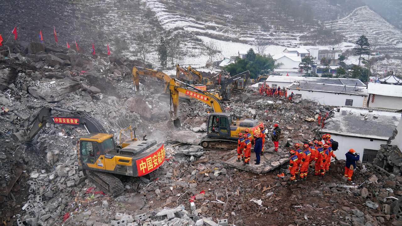 Korban tewas akibat tanah longsor di China bertambah menjadi 31 orang dan operasi penyelamatan masih terus dilakukan  di luar