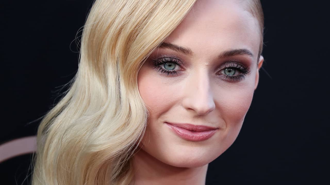 Trouwjurk Sophie Turner kost ontwerper 350 uur arbeid | Achterklap | NU.nl