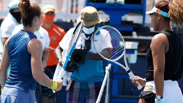 Naomi Osaka feliciteert Maria Sakkari met de verrassende zege.