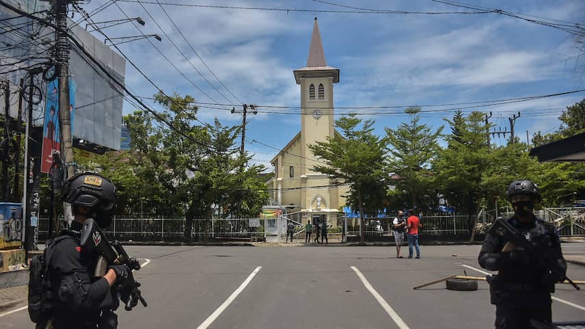 Bomaanslag Indonesische kerk: daders overleden en twintig gewonden