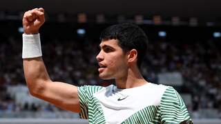 Alcaraz maakt punt van het jaar tegen Djokovic op Roland Garros