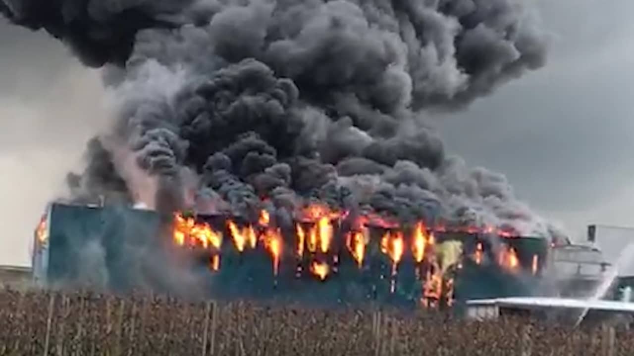 Beeld uit video: Flinke rookwolken door zeer grote brand Kesteren