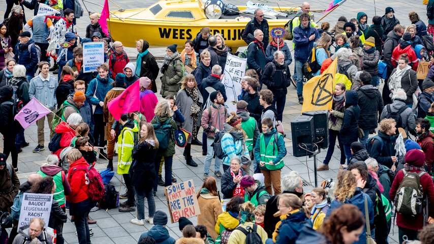 Utrechtse Klimaatcoalitie loopt klimaatmars door de binnenstad