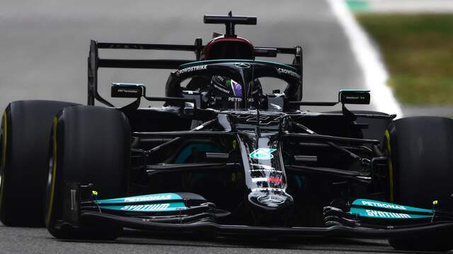 De Mercedes met DRS open.