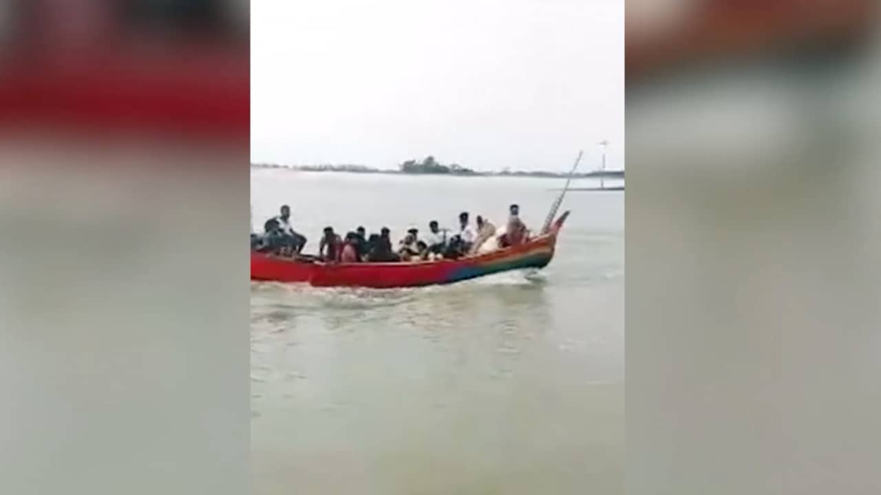 Honderden gevluchte Rohingya's komen per boot aan in Bangladesh