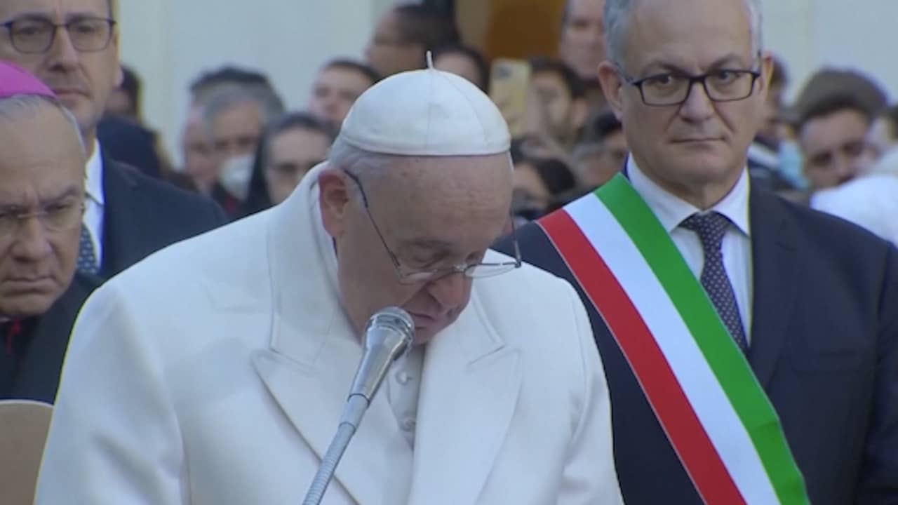Beeld uit video: Paus raakt geëmotioneerd tijdens gebed voor Oekraïne