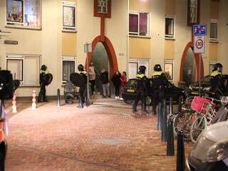 Politie valt woningen binnen na rellen in Haagse wijk Duindorp