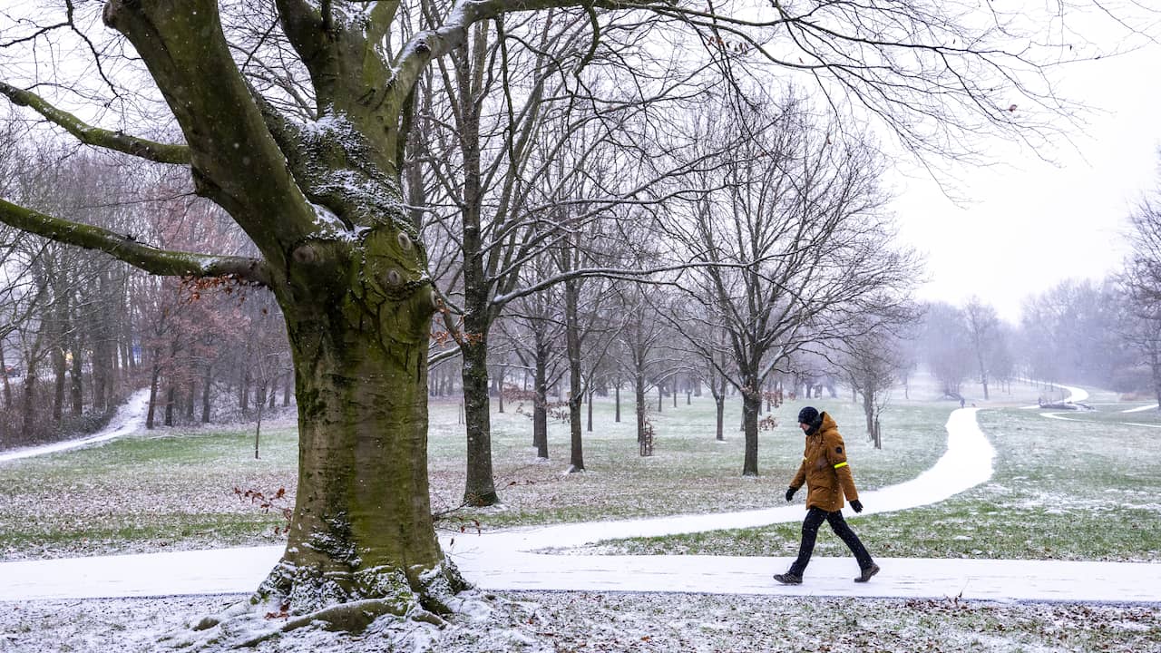 KNMI Code Yellow Issued for Slippery Conditions as Winter Showers and Hail Hit the Netherlands