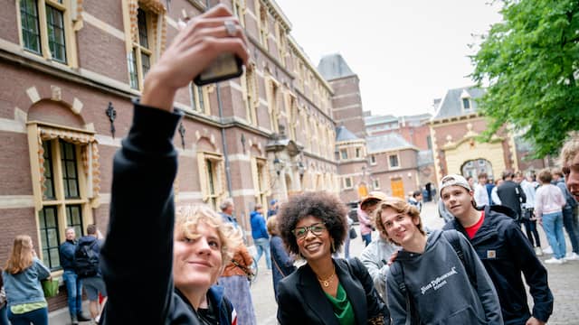 Sylvana Simons (BIJ1) gaat op de foto met een groepje jongeren, voorafgaand aan het debat over het coronavirus in de Ridderzaal.