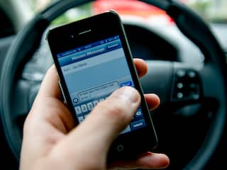 Een op de acht automobilisten verstuurt berichtjes tijdens het rijden