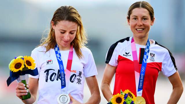 Annemiek van Vleuten (links) naast de olympisch kampioene Anna Kiesenhofer.