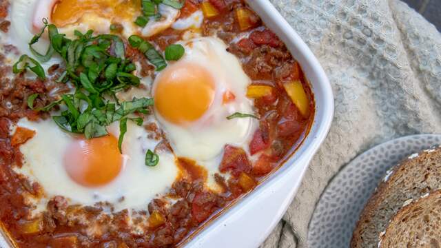 Shakshuka met gerookte eieren.