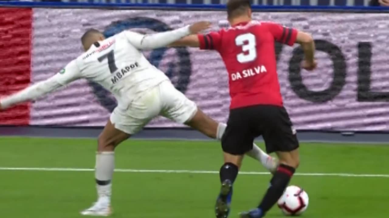 Beeld uit video: Mbappé maakt harde overtreding in verloren bekerfinale