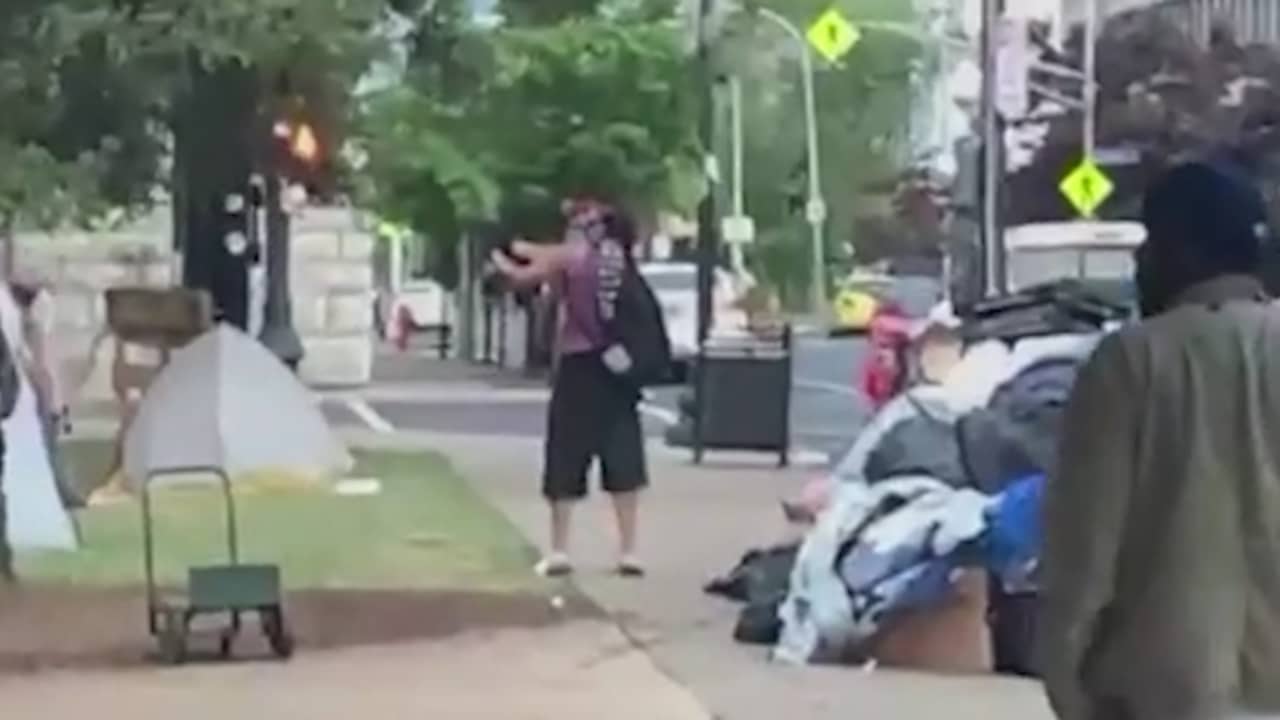 Beeld uit video: Man schiet op BLM-demonstranten in Louisville