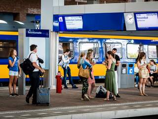 Mensen wachten op hun trein in Breda