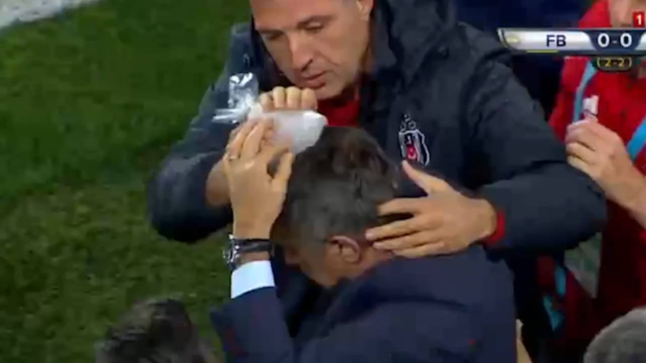 Beeld uit video: Besiktas-coach bekogeld tijdens wedstrijd tegen Fenerbahçe