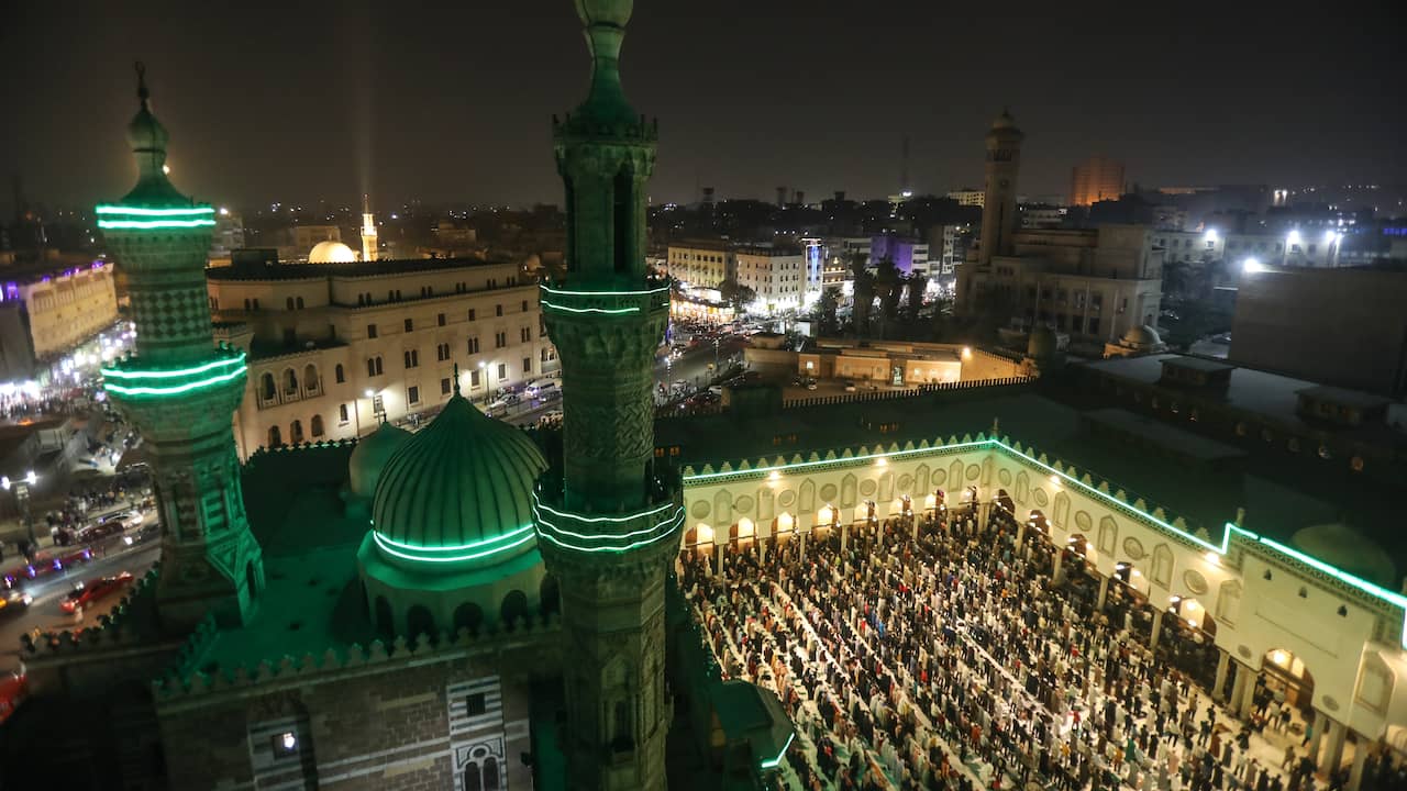Kairo, Mesir: Sholat Isya pertama di Masjid Al-Azhar dari udara.