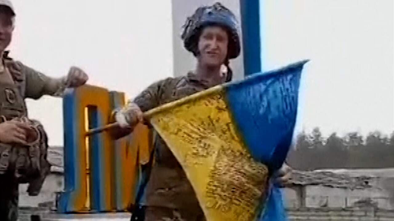 Beeld uit video: Oekraïense soldaat zwaait met nationale vlag na verovering Lyman