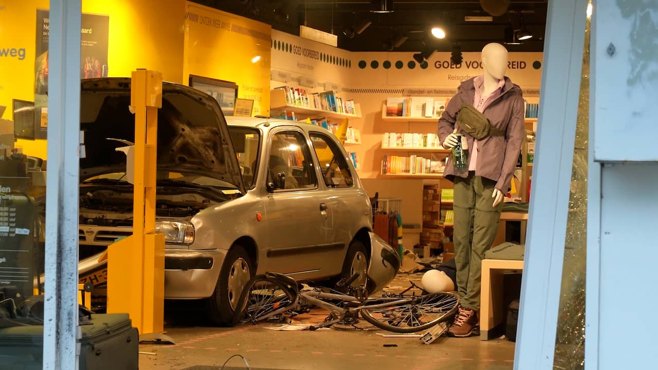 Beeld uit video: ANWB-winkel in puin nadat auto door gevel rijdt in Zeist