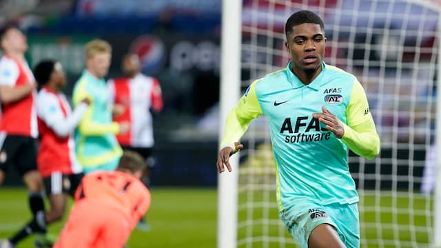 Myron Boadu loopt weg nadat hij AZ op 2-3 heeft gezet.