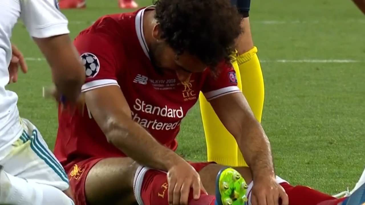 Beeld uit video: Geblesseerde Salah huilend van het veld