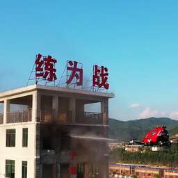 Video | Chinese drone lanceert blusbommen bij brand in flatgebouwen