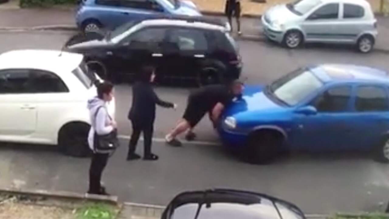 Bodybuilder verplaatst auto die wagen van tante blokkeert