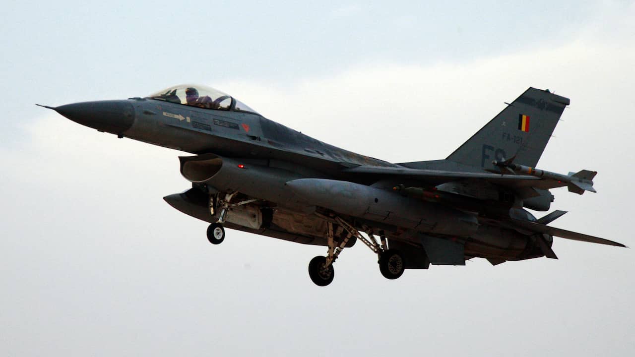 Handelsmerk voertuig draadloze Belgische piloot bevrijd uit Franse hoogspanningskabels na crash met F-16 |  NU - Het laatste nieuws het eerst op NU.nl