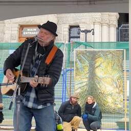 Video | Neil Young treedt na bijna vier jaar weer op bij protest in Canada