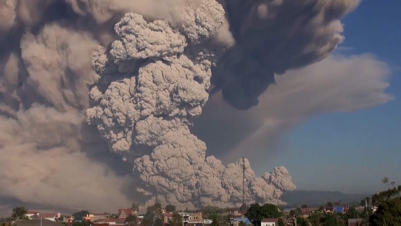 Beeld uit video: Indonesische vulkaan zorgt voor kilometers hoge aswolk op Sumatra