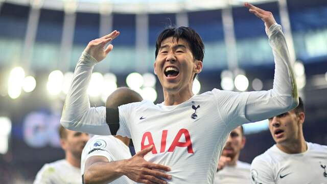 Son Heung-min juicht na de eerste overwinning sinds 29 augustus van Tottenham Hotspur.