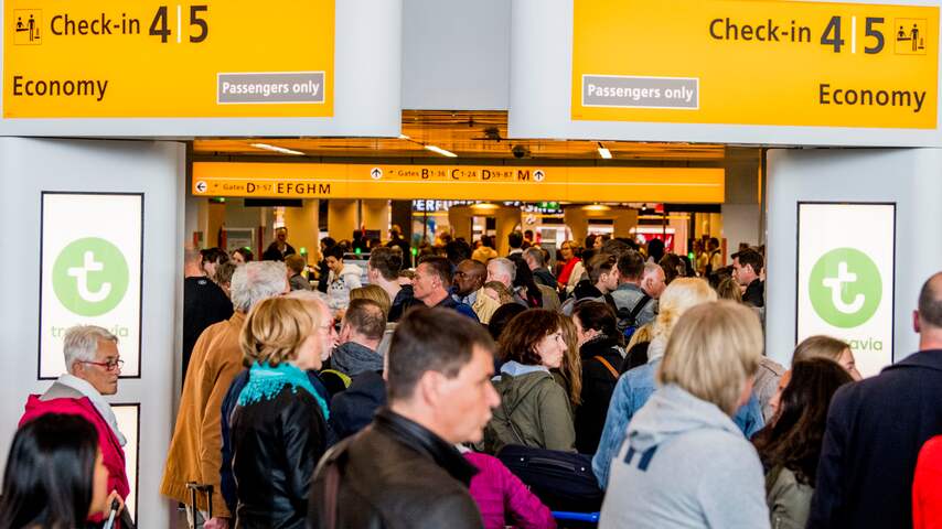 Schiphol en KLM in gesprek met Dijksma over drukte op luchthaven