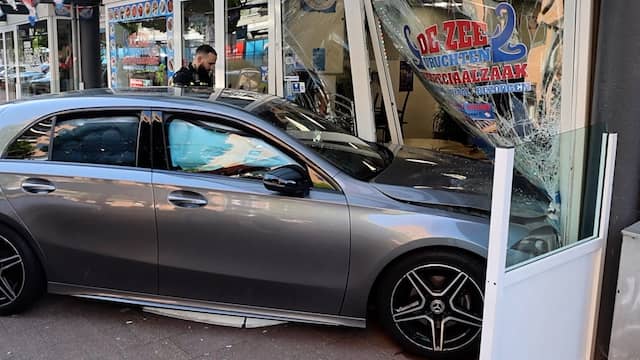 Automobilist parkeert auto in viswinkel in Rijswijk