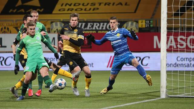 Joey Konings scoort namens De Graafschap van dichtbij tegen Roda JC.