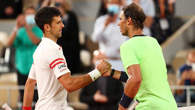 Novak Djokovic krijgt de felicitaties van Rafael Nadal.