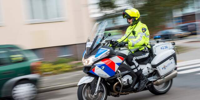 Zeeuwse motoragent ontwaakt uit coma, 4 weken na zware crash met Porsche