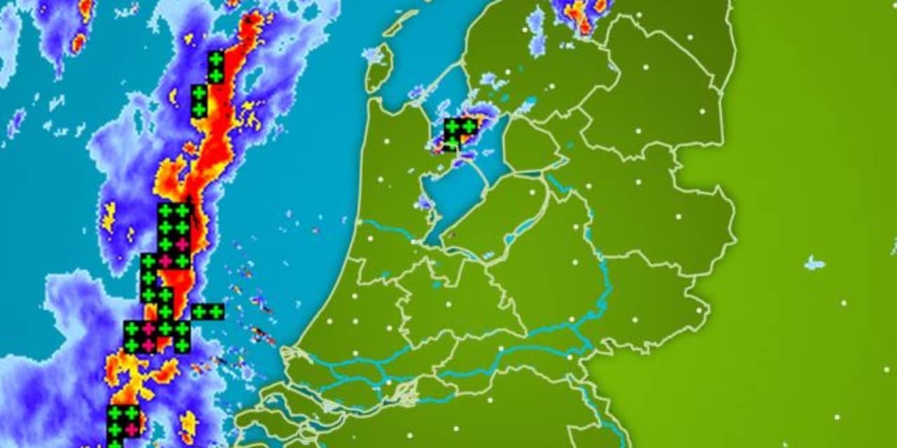 Regenradar: Stevige buien trekken over Nederland