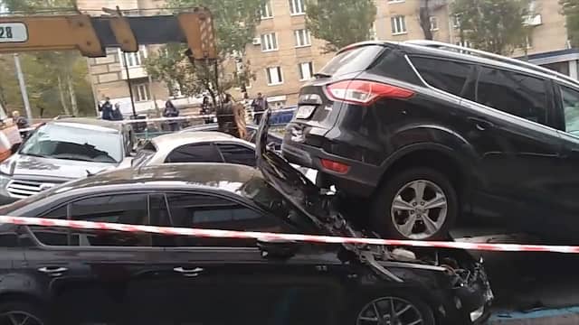 Hijskraan ramt 19 voertuigen in centrum Kiev