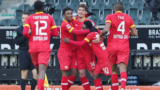 Bayer Leverkusen viert de treffer van Patrik Schick.