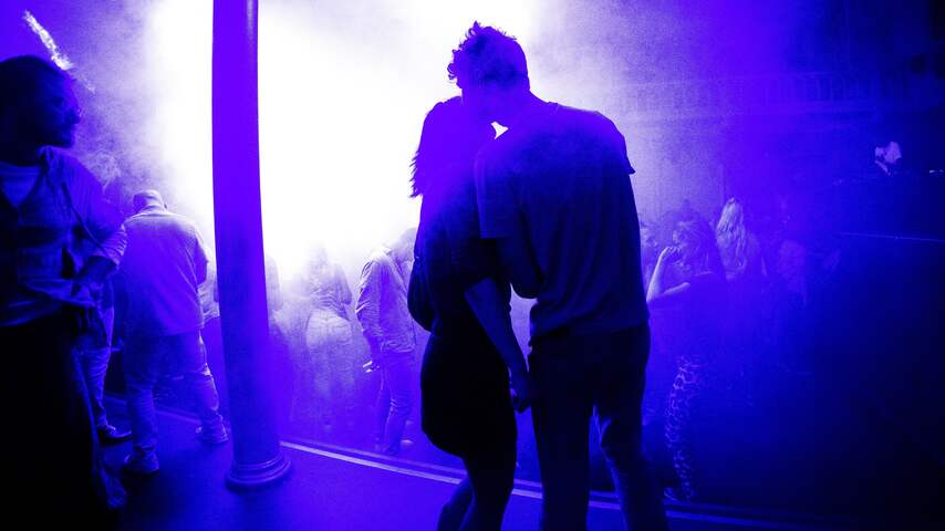 Publiek tijdens een optreden van dj Diplo in Paradiso, tijdens ADE.