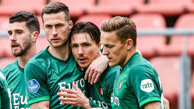 Feyenoord viert het winnende doelpunt van Steven Berghuis.