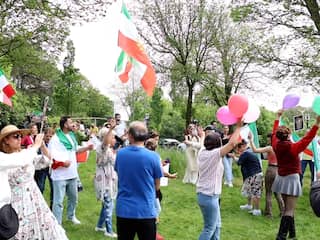 Mensen komen samen bij Iraanse ambassade en vieren dood van president