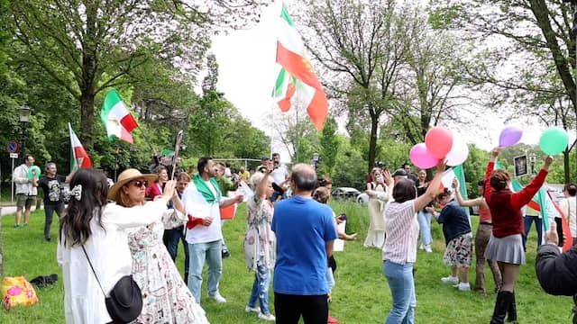Iraniërs komen samen bij ambassade en vieren dood van president