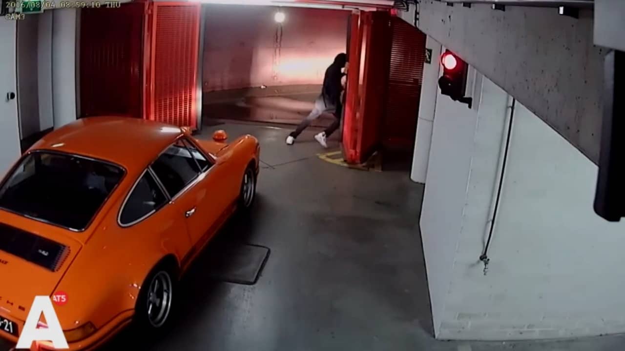 Dieven stelen klassieke oranje Porsche uit garage in Centrum