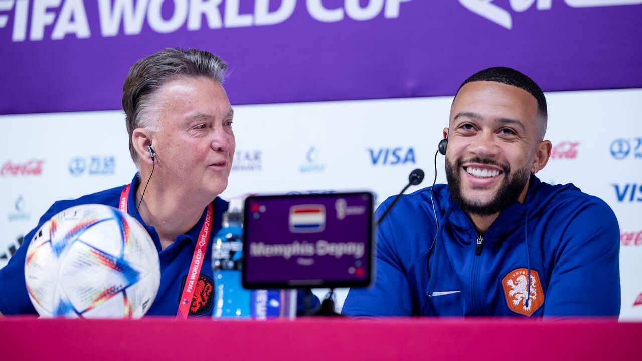 Memphis laat zich tijdens persconferentie niet op de mond zoenen door ...