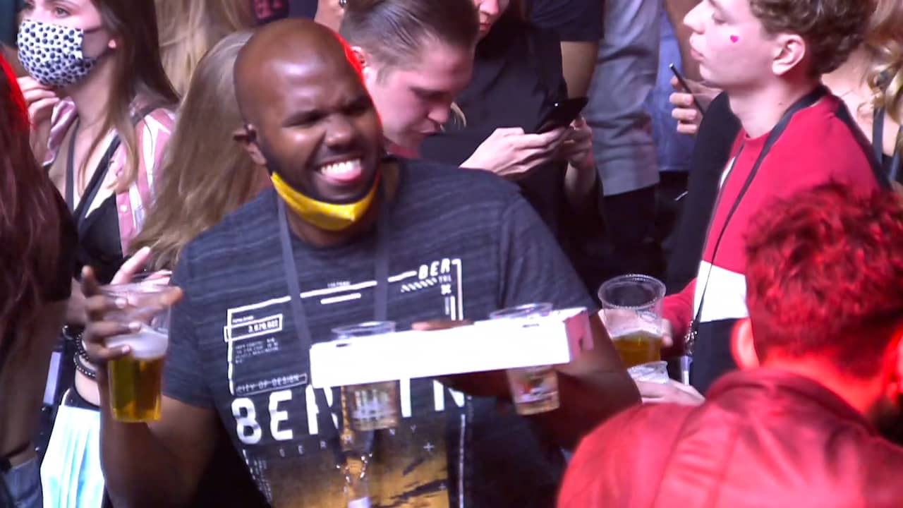 Beeld uit video: Proefpersonen feesten in Ziggo Dome tijdens testevenement met dj's
