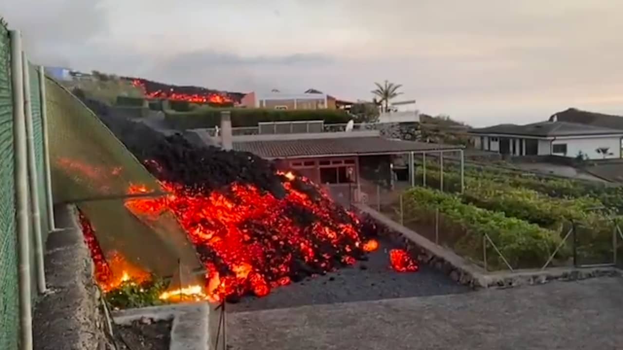 Beeld uit video: Vulkaan barst uit en spuwt lava op Canarisch eiland La Palma